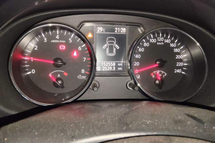 Used Nissan Qashqai 2012 1.6XE Wind 5MT 2WD Odometer Close Up
