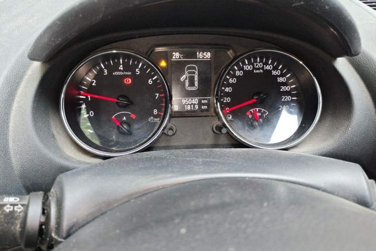 Used Nissan Qashqai 2012 1.6XE Wind 5MT 2WD Odometer Close Up