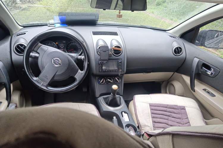 Used Nissan Qashqai 2012 2.0 XL Fire 6MT 2WD Center Console