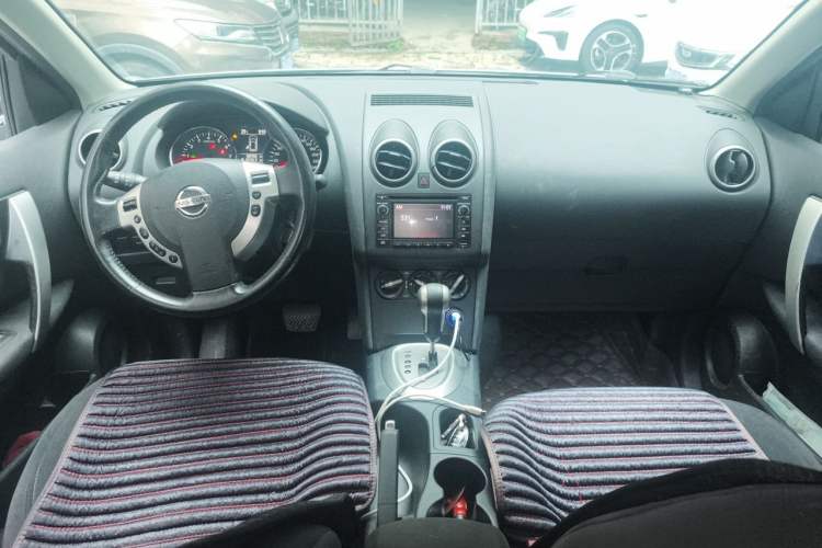 Used Nissan Qashqai 2012 2.0 XL Fire CVT 2WD Center Console