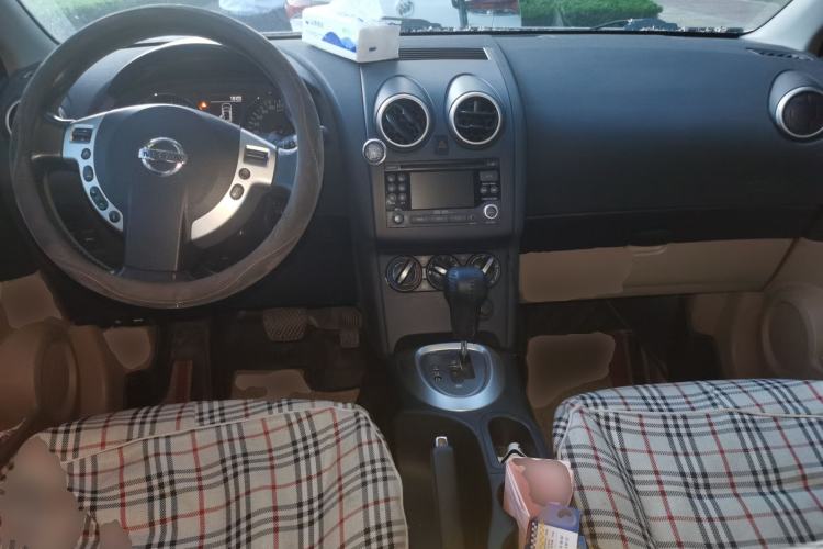 Used Nissan Qashqai 2012 2.0 XL Fire CVT 2WD Center Console