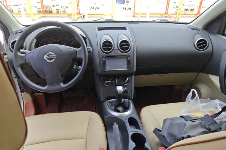 Used Nissan Qashqai 2012 1.6XE Wind 5MT 2WD Center Console
