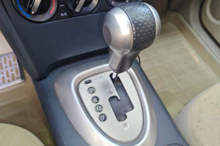 Used Nissan Qashqai 2012 2.0 XL Fire CVT 2WD Gear Lever