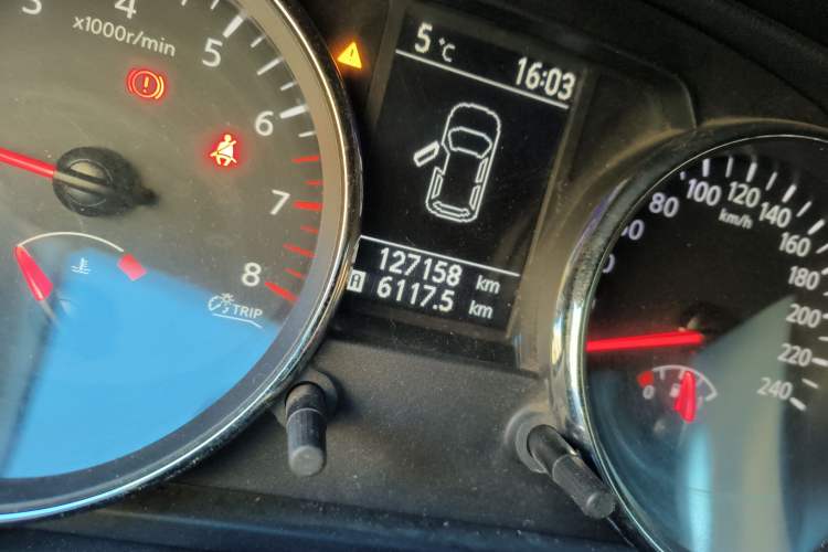 Used Nissan Qashqai 2012 1.6XE Wind 5MT 2WD Odometer Close Up