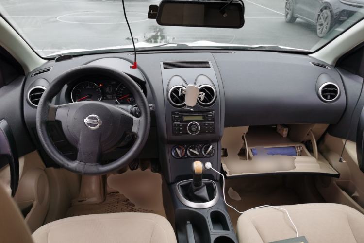Used Nissan Qashqai 2012 1.6XE Wind 5MT 2WD Center Console