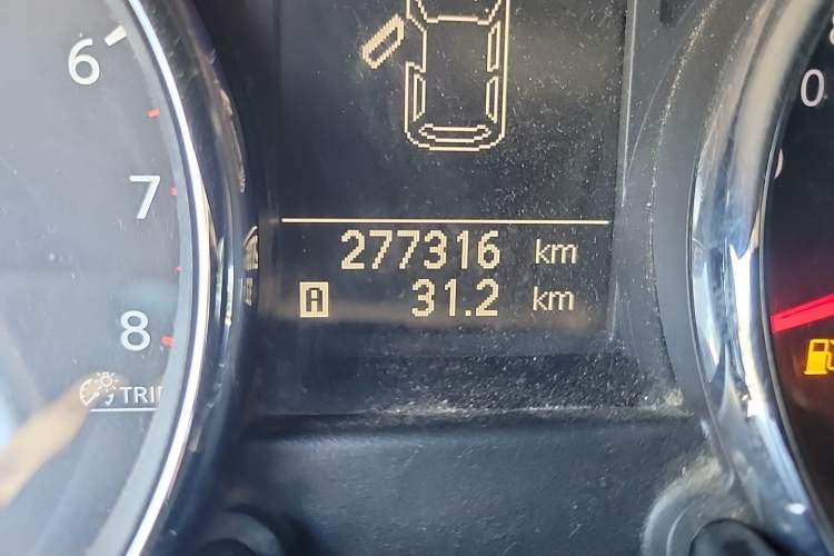 Used Nissan Qashqai 2012 1.6XE Wind 5MT 2WD Odometer Close Up