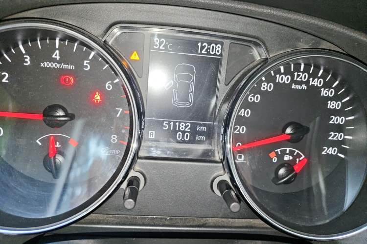 Used Nissan Qashqai 2012 1.6XE Wind 5MT 2WD Odometer Close Up