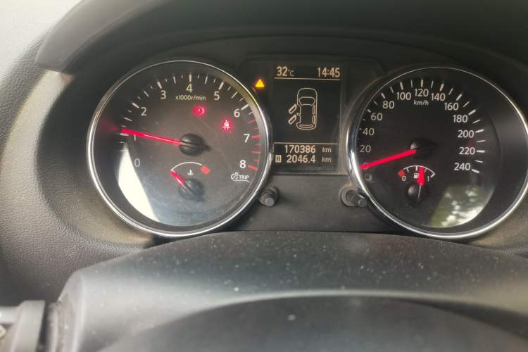 Used Nissan Qashqai 2012 1.6XE Wind 5MT 2WD Odometer Close Up