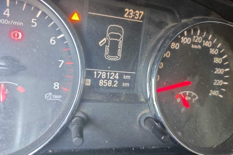 Used Nissan Qashqai 2012 1.6XE Wind 5MT 2WD Odometer Close Up