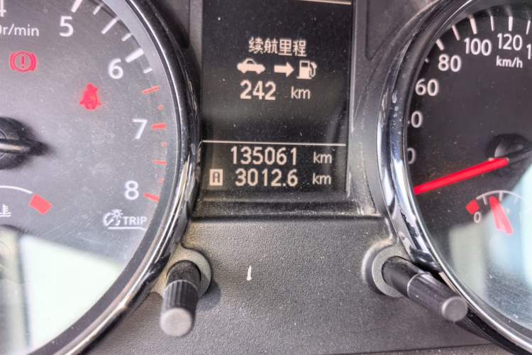 Used Nissan Qashqai 2012 1.6XE Wind 5MT 2WD Odometer Close Up