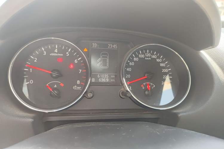 Used Nissan Qashqai 2012 1.6XE Wind 5MT 2WD Odometer Close Up