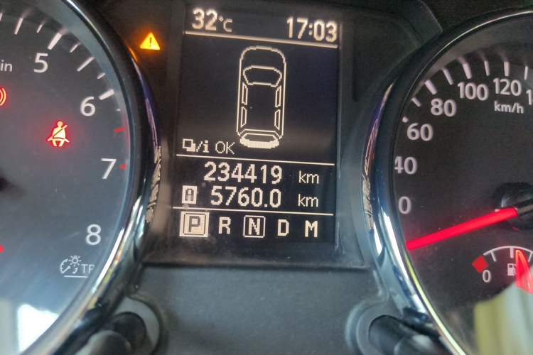 Used Nissan Qashqai 2012 2.0 XL Fire CVT 2WD Odometer Close Up