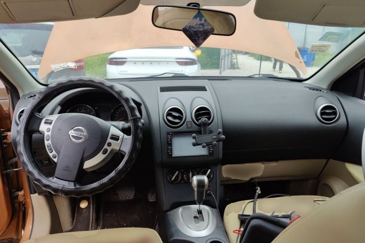 Used Nissan Qashqai 2012 2.0 XL Fire CVT 2WD Center Console
