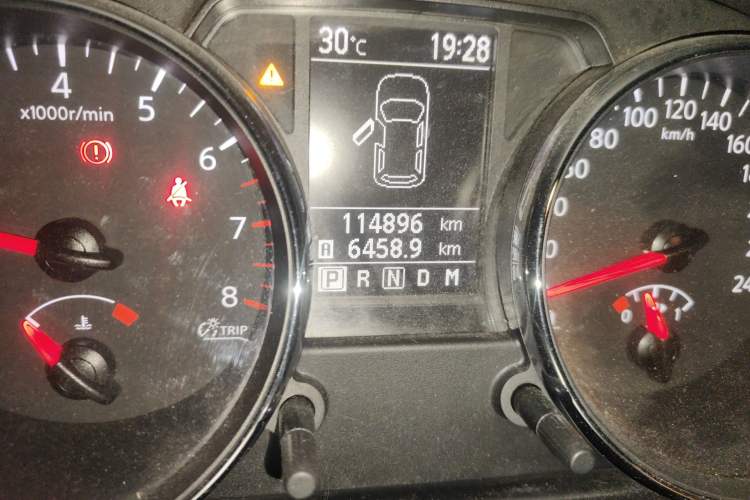 Used Nissan Qashqai 2012 2.0 XV LE CVT 2WD Odometer Close Up