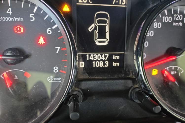 Used Nissan Qashqai 2012 1.6XE Wind 5MT 2WD Odometer Close Up