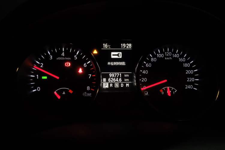 Used Nissan Qashqai 2013 2.0 XV X-Treme CVT 2WD Odometer Close Up