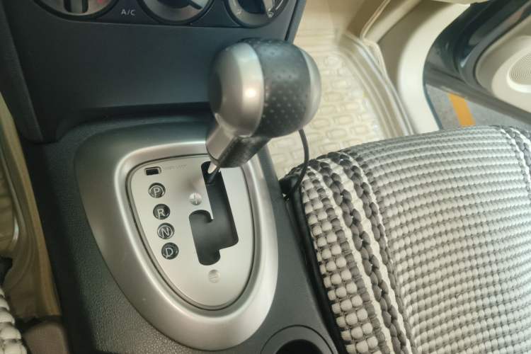 Used Nissan Qashqai 2015 2.0 XL Coolfire CVT 2WD Gear Lever
