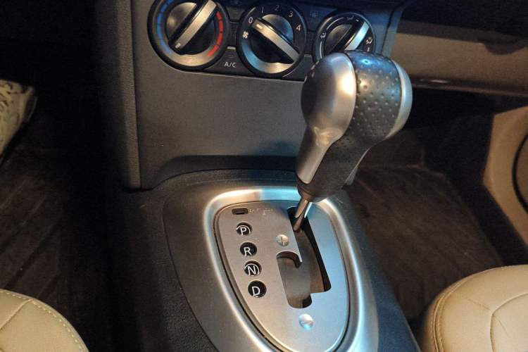Used Nissan Qashqai 2015 2.0 XL Coolfire CVT 2WD Gear Lever
