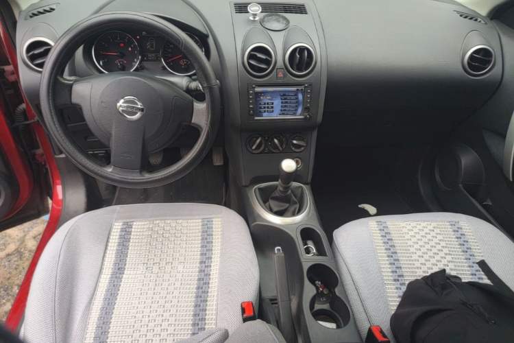 Used Nissan Qashqai 2015 2.0 XL Cool Fire MT 2WD Center Console