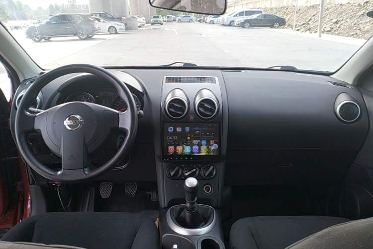 Used Nissan Qashqai 2015 2.0 XL Cool Fire MT 2WD Center Console