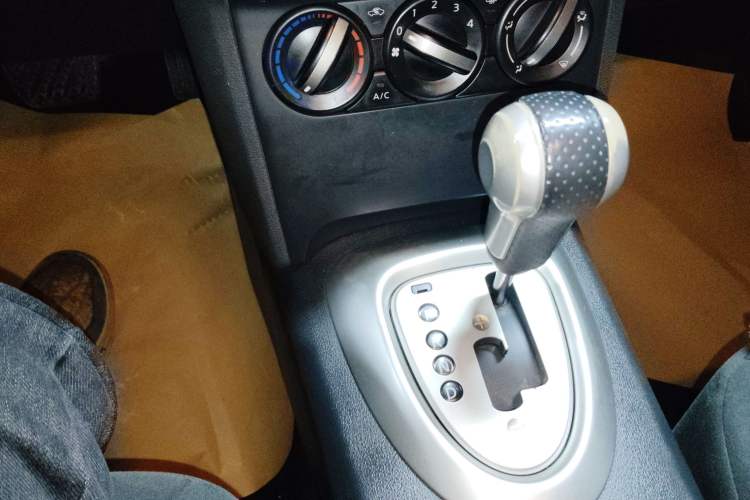 Used Nissan Qashqai 2015 2.0 XL Coolfire CVT 2WD Gear Lever