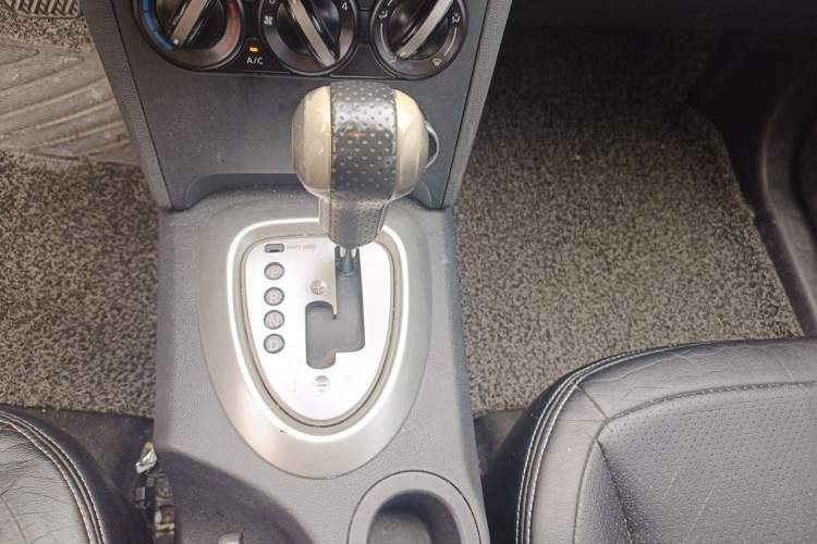 Used Nissan Qashqai 2015 2.0 XL Coolfire CVT 2WD Gear Lever