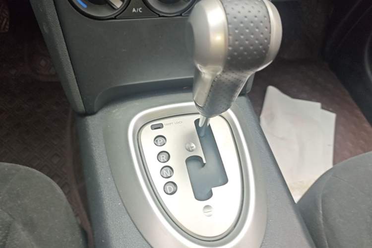 Used Nissan Qashqai 2015 2.0 XL Coolfire CVT 2WD Gear Lever