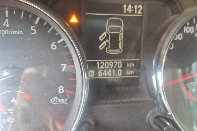 Used Nissan Qashqai 2015 2.0 XL Coolfire CVT 2WD Odometer Close Up