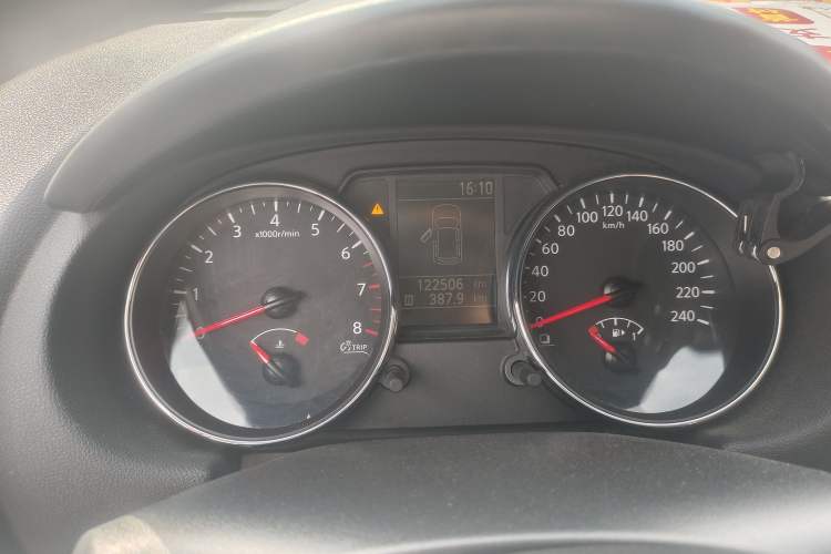Used Nissan Qashqai 2015 2.0 XL Coolfire CVT 2WD Odometer Close Up
