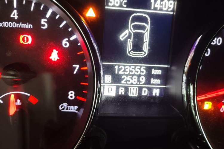 Used Nissan Qashqai 2015 2.0 XL Coolfire CVT 2WD Odometer Close Up