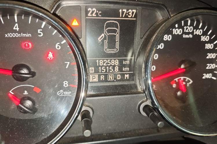 Used Nissan Qashqai 2015 2.0 XL Coolfire CVT 2WD Odometer Close Up