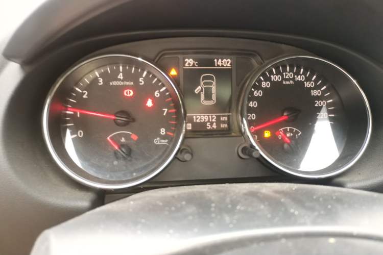 Used Nissan Qashqai 2015 2.0 XL Cool Fire MT 2WD Odometer Close Up
