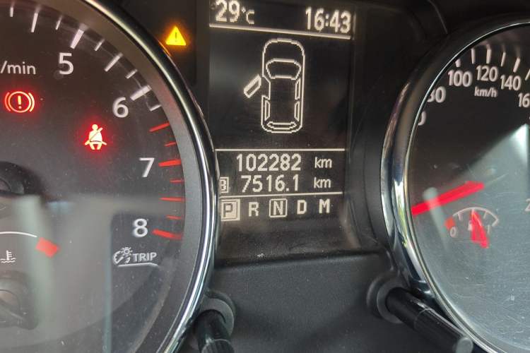 Used Nissan Qashqai 2015 2.0 XL Coolfire CVT 2WD Odometer Close Up