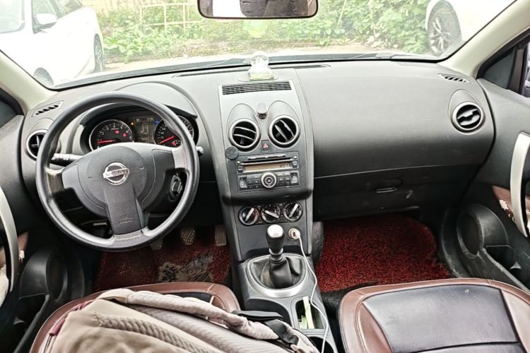 Used Nissan Qashqai 2015 2.0 XL Cool Fire MT 2WD Center Console