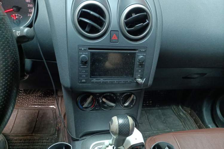 Used Nissan Qashqai 2015 2.0 XL Coolfire CVT 2WD Audio And AC Panel