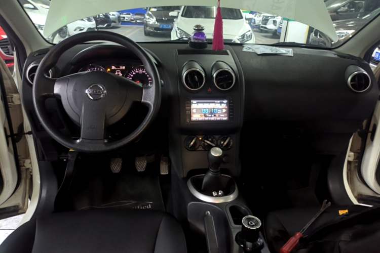 Used Nissan Qashqai 2015 2.0 XL Cool Fire MT 2WD Center Console