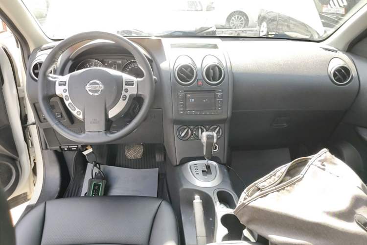 Used Nissan Qashqai 2015 2.0 XL Coolfire CVT 2WD Center Console