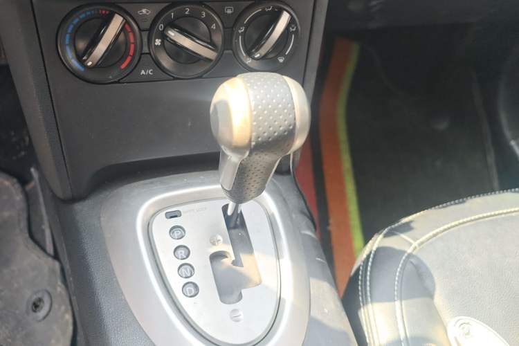Used Nissan Qashqai 2015 2.0 XL Coolfire CVT 2WD Gear Lever