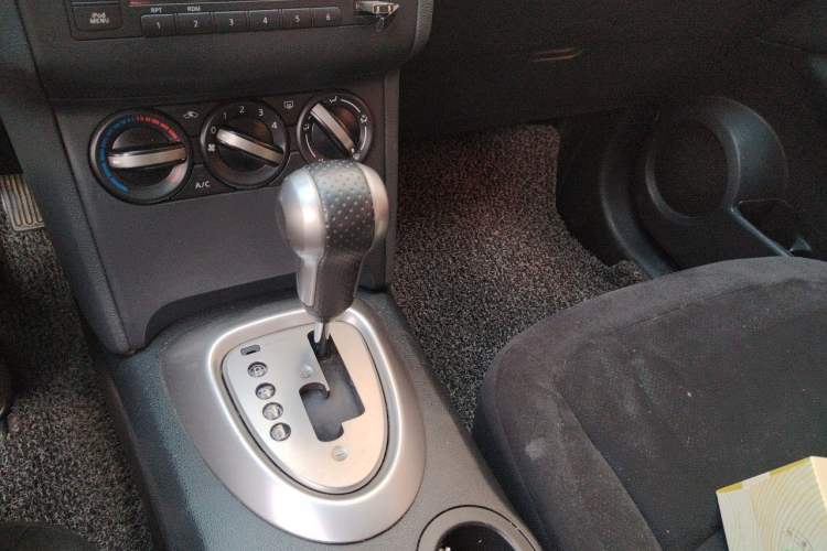 Used Nissan Qashqai 2015 2.0 XL Coolfire CVT 2WD Gear Lever