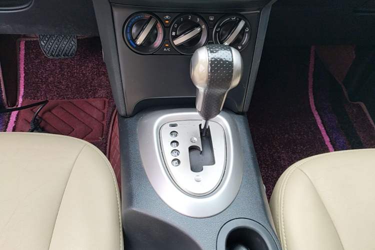 Used Nissan Qashqai 2015 2.0 XL Coolfire CVT 2WD Gear Lever