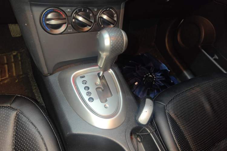 Used Nissan Qashqai 2015 2.0 XL Coolfire CVT 2WD Gear Lever