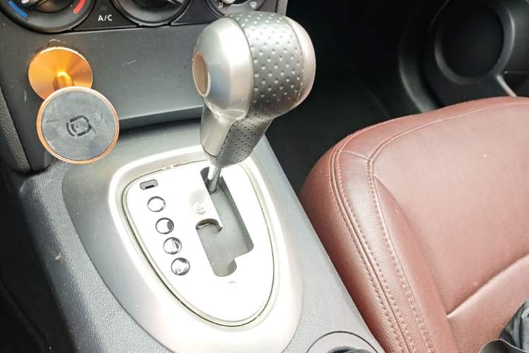 Used Nissan Qashqai 2015 2.0 XL Coolfire CVT 2WD Gear Lever