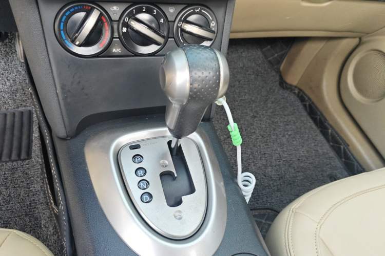 Used Nissan Qashqai 2015 2.0 XL Coolfire CVT 2WD Gear Lever