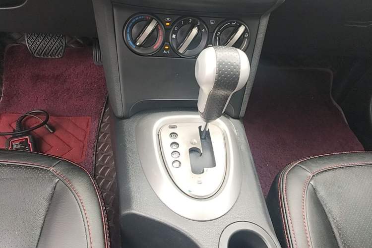 Used Nissan Qashqai 2015 2.0 XL Coolfire CVT 2WD Gear Lever