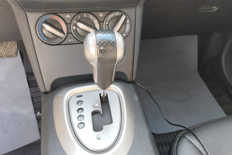 Used Nissan Qashqai 2015 2.0 XL Coolfire CVT 2WD Gear Lever