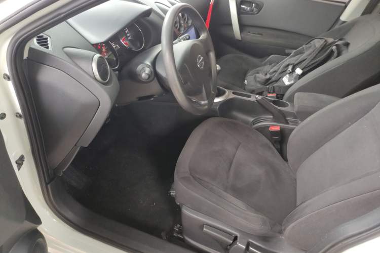 Used Nissan Qashqai 2015 2.0 XL Cool Fire MT 2WD Interior 3