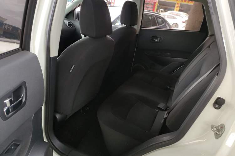 Used Nissan Qashqai 2015 2.0 XL Cool Fire MT 2WD Interior 4