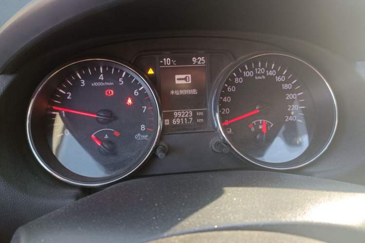Used Nissan Qashqai 2015 2.0 XL Cool Fire MT 2WD Odometer Close Up