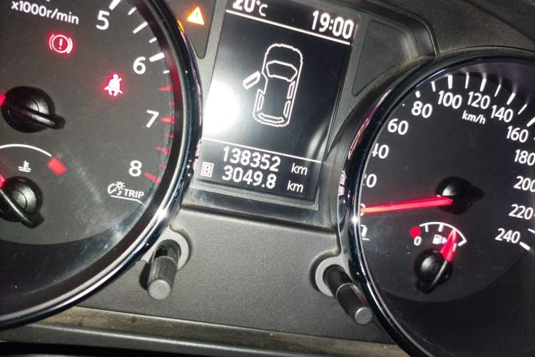 Used Nissan Qashqai 2015 2.0 XL Cool Fire MT 2WD Odometer Close Up