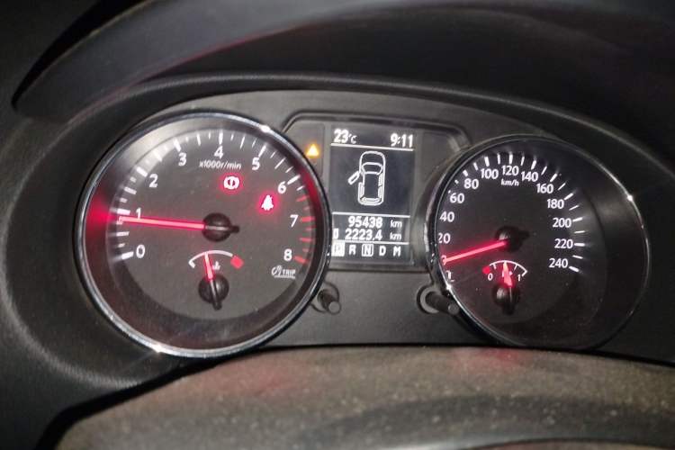Used Nissan Qashqai 2015 2.0 XL Coolfire CVT 2WD Odometer Close Up